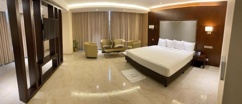 Hotel Tower Inn, Читтагонг Экстерьер фото