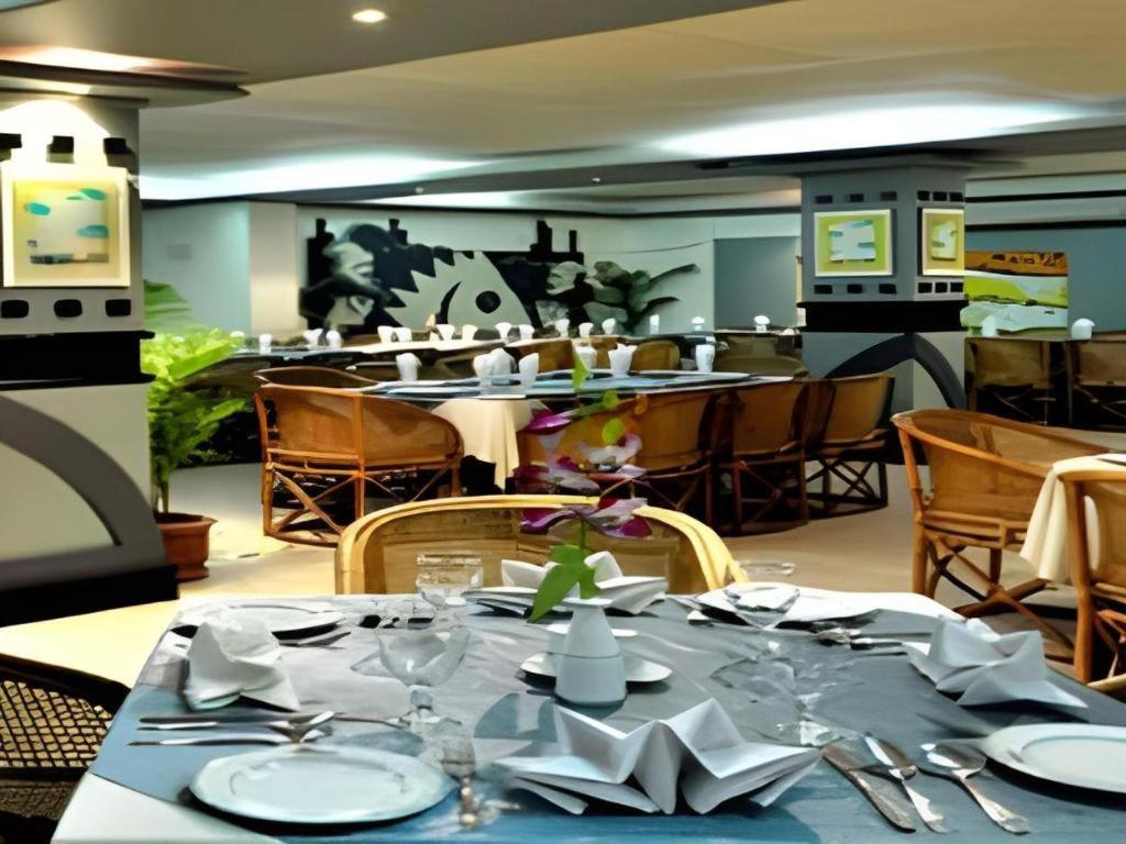 Hotel Tower Inn, Читтагонг Экстерьер фото