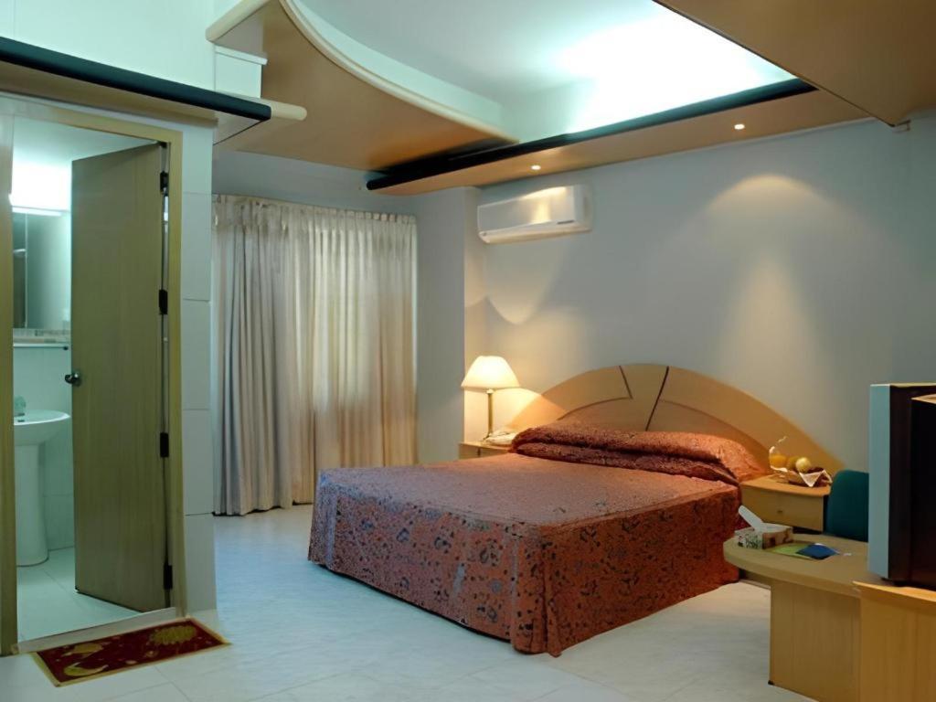 Hotel Tower Inn, Читтагонг Экстерьер фото