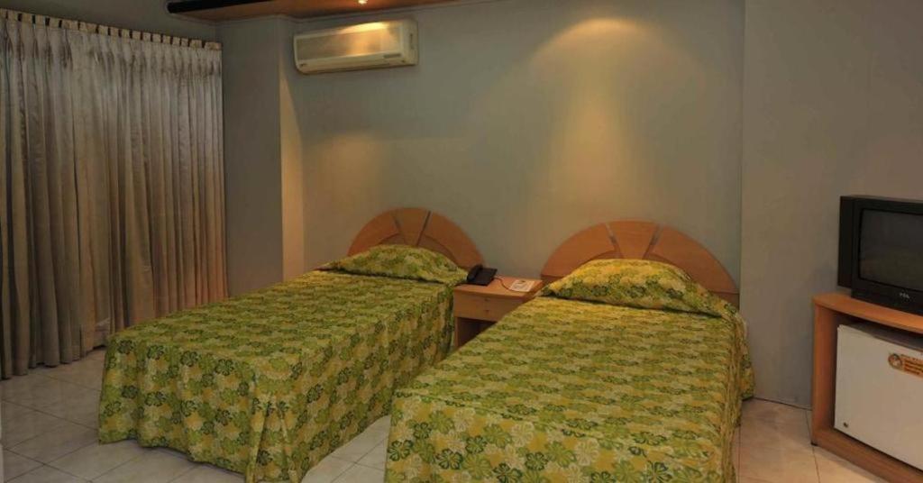 Hotel Tower Inn, Читтагонг Экстерьер фото